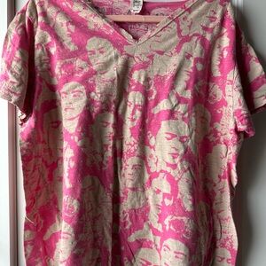 Magnolia Pearl. Mural Frida Europa Tee